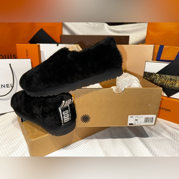 ⭐️Fall Sale ⭐️UGG Black Classic Cozy Booties Slippers.  Women’s 10 - Picture 2 of 10